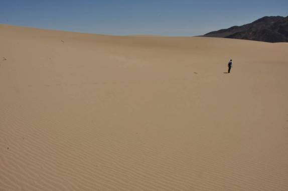 Caminhando nas Mesquite Dunes, no Death Valley National Park, na Califórnia - EUA